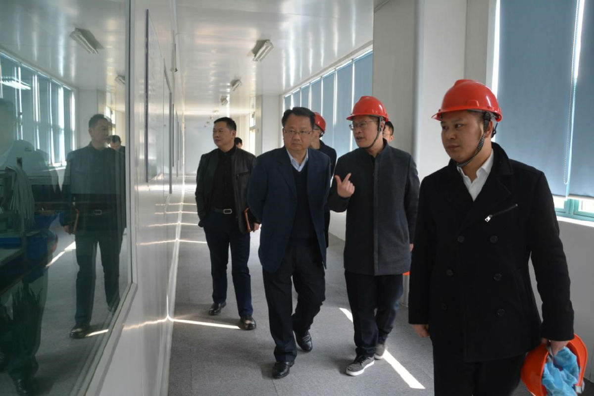 無錫惠山區(qū)委領(lǐng)導(dǎo)一行參觀無錫賽晶智能車間